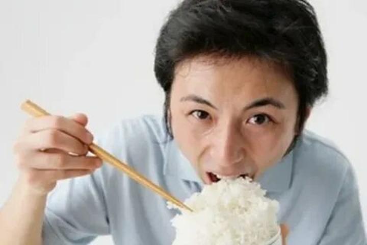 Áo sơ mi cổ bèo: Áo sơ mi cổ bèo là một trong những lỗi thời trong thời trang mà